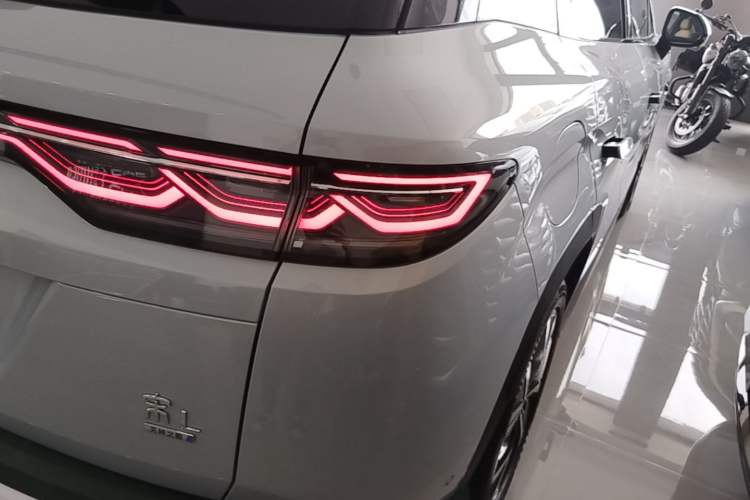 Used BYD Song L DM-i 2025 Intelligent Driving Version 160 km Beyond-Range Type Right Rear Taillight