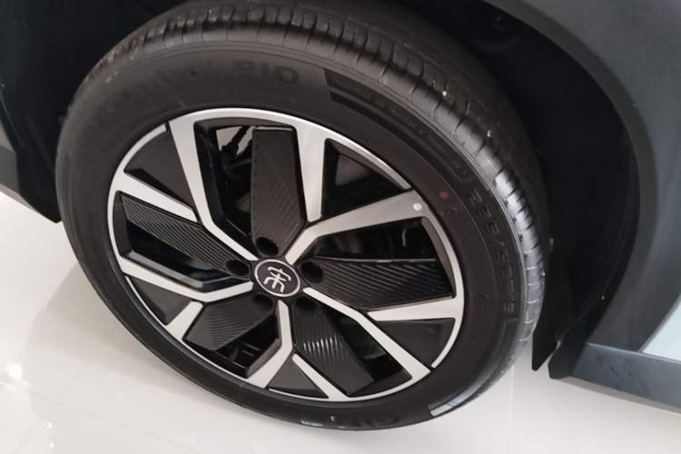 Used BYD Song L DM-i 2025 Intelligent Driving Version 160 km Beyond-Range Type Right Rear Wheel Hub