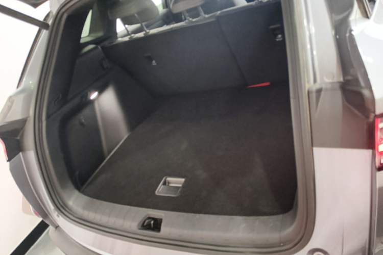 Used BYD Song L DM-i 2025 Intelligent Driving Version 160 km Beyond-Range Type Trunk