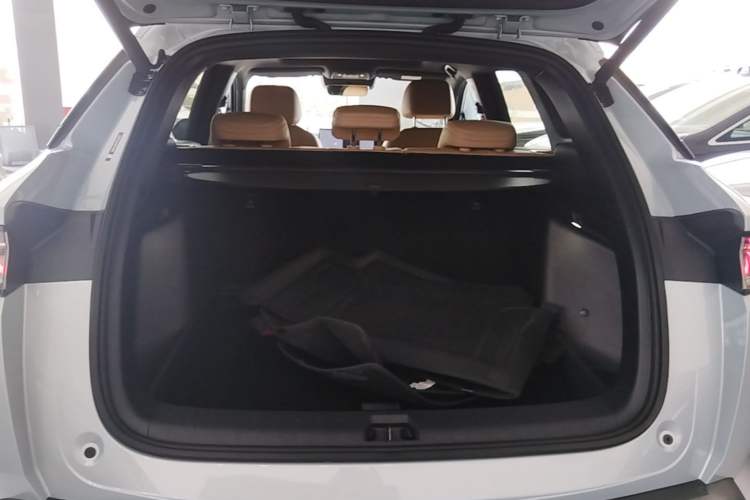 Used BYD Song L DM-i 2025 Intelligent Driving Version 160 km Beyond-Range Type Trunk