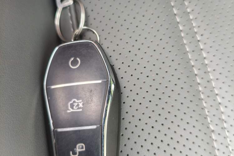 Used BYD Song L DM-i 2025 Intelligent Driving Version 160 km Beyond-Range Type Vehicle Key
