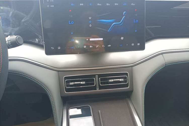 Used BYD Song L DM-i 2025 Intelligent Driving Version 112 km Leading Trim Audio And AC Panel
