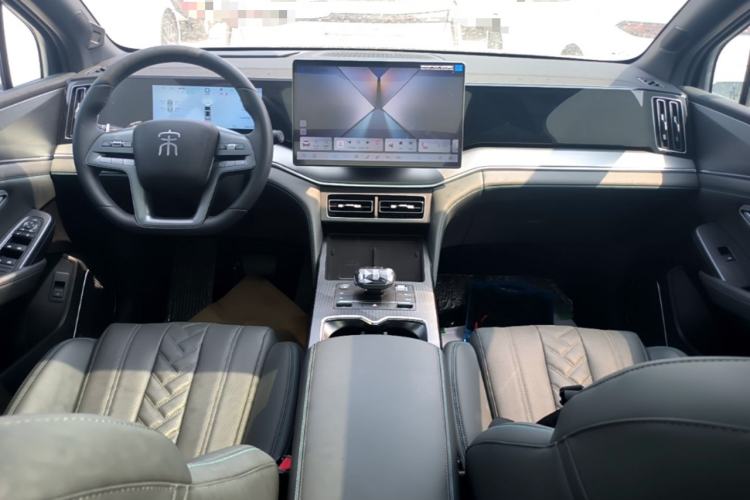 Used BYD Song L DM-i 2025 Intelligent Driving Version 160 km Beyond-Range Type Center Console