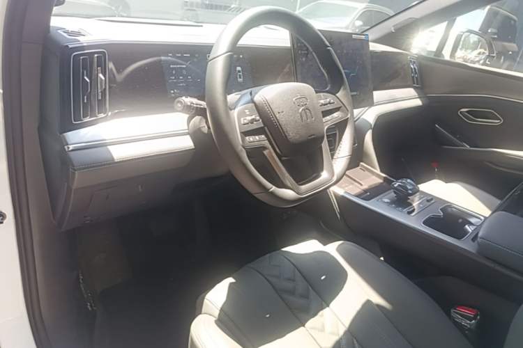Used BYD Song L DM-i 2025 Intelligent Driving Version 160 km Beyond-Range Type Center Console