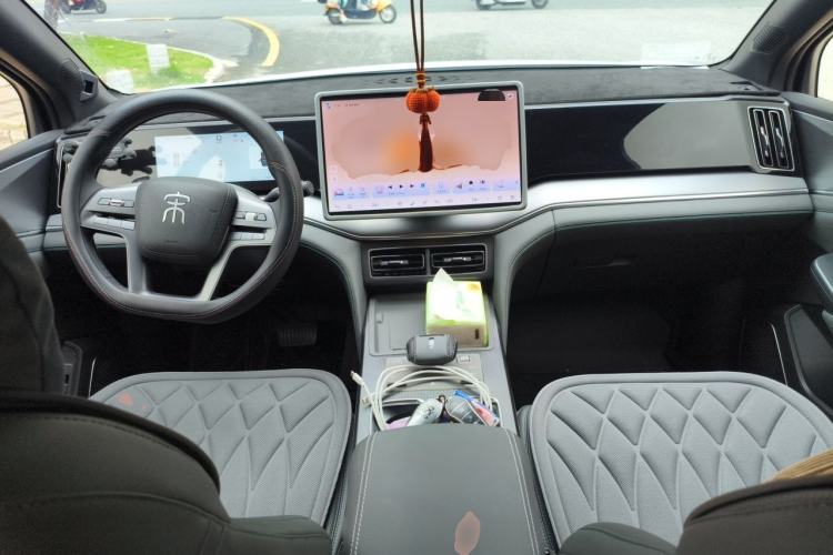 Used BYD Song L DM-i 2025 Intelligent Driving Version 160 km Beyond-Range Type Center Console