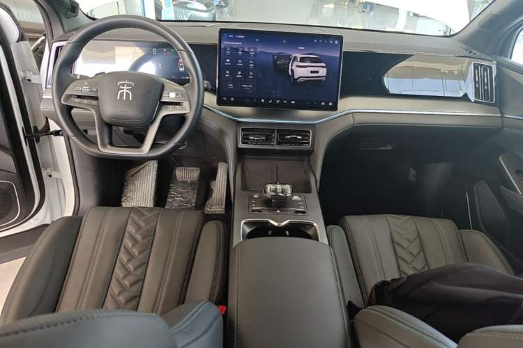 Used BYD Song L DM-i 2025 Intelligent Driving Version 160 km Beyond-Range Type Center Console