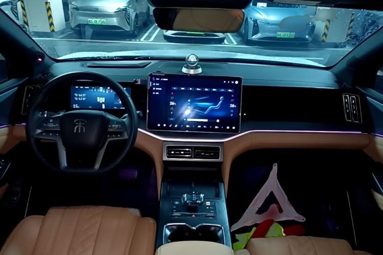 Used BYD Song L DM-i 2025 Intelligent Driving Version 160 km Beyond-Range Type Center Console