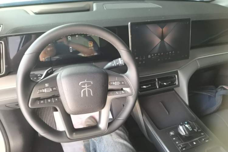 Used BYD Song L DM-i 2025 Intelligent Driving Version 112 km Leading Trim Center Console