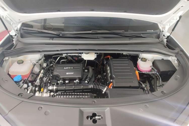 Used BYD Song L DM-i 2025 Intelligent Driving Version 112 km Beyond-Range Type Engine Bay