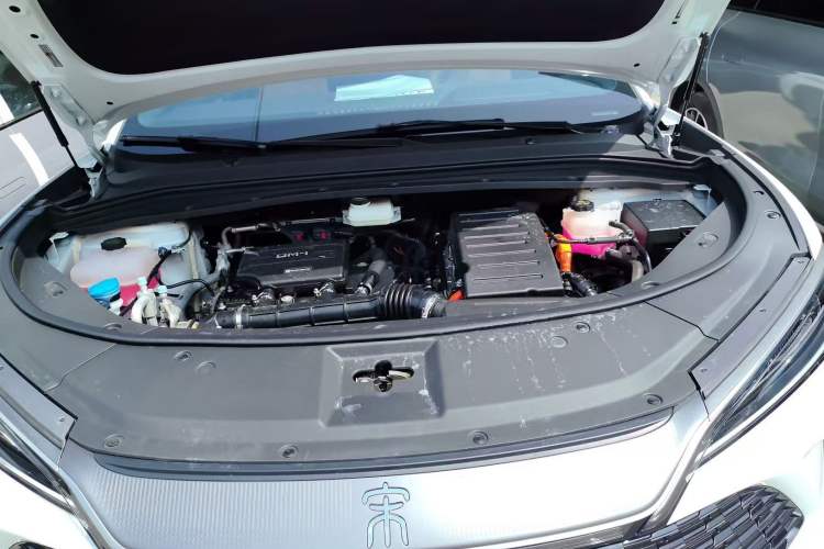 Used BYD Song L DM-i 2025 Intelligent Driving Version 160 km Beyond-Range Type Engine Bay
