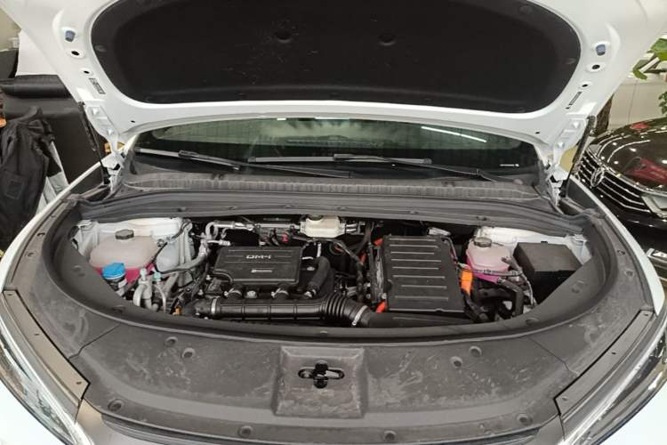 Used BYD Song L DM-i 2025 Intelligent Driving Version 160 km Beyond-Range Type Engine Bay