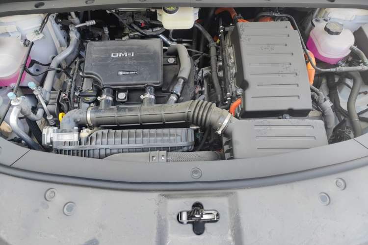 Used BYD Song L DM-i 2025 Intelligent Driving Version 160 km Beyond-Range Type Engine Bay