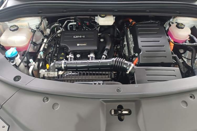 Used BYD Song L DM-i 2025 Intelligent Driving Version 112 km Beyond-Range Type Engine Bay
