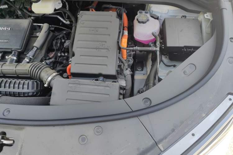 Used BYD Song L DM-i 2025 Intelligent Driving Version 160 km Beyond-Range Type Engine Bay Left