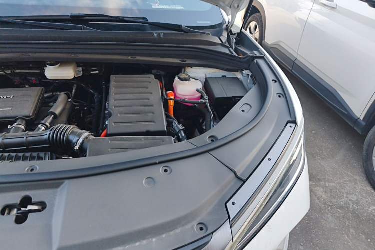 Used BYD Song L DM-i 2025 Intelligent Driving Version 160 km Beyond-Range Type Engine Bay Left