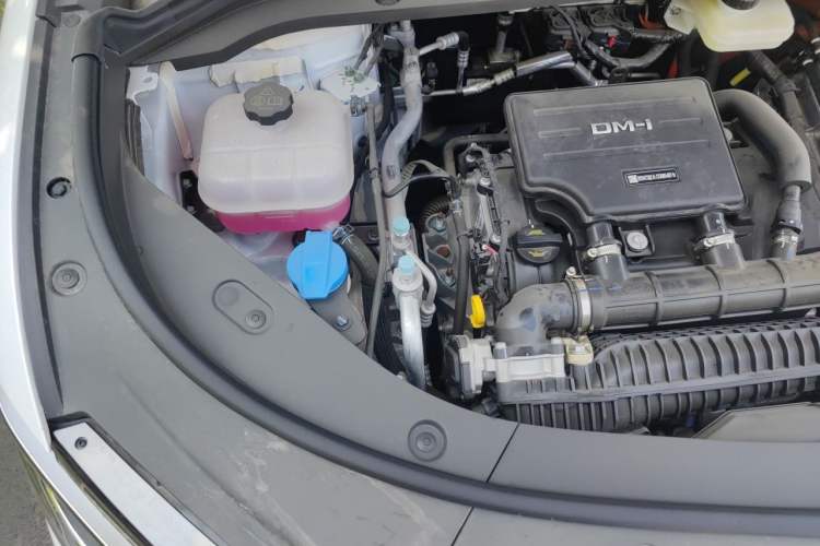 Used BYD Song L DM-i 2025 Intelligent Driving Version 160 km Beyond-Range Type Engine Bay Right