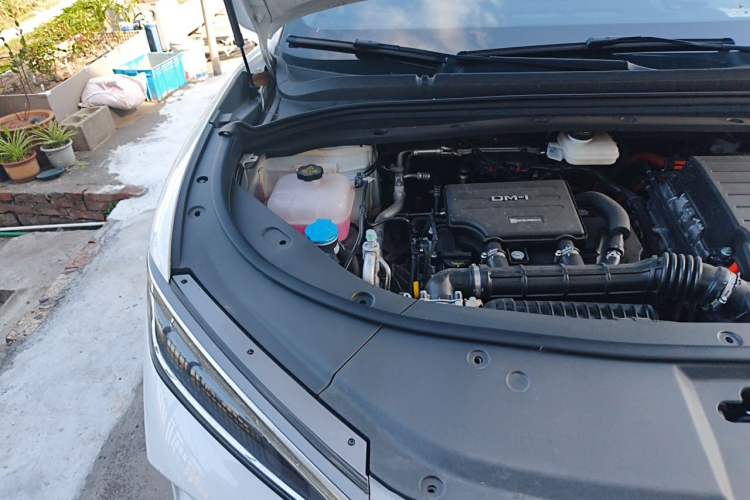 Used BYD Song L DM-i 2025 Intelligent Driving Version 160 km Beyond-Range Type Engine Bay Right