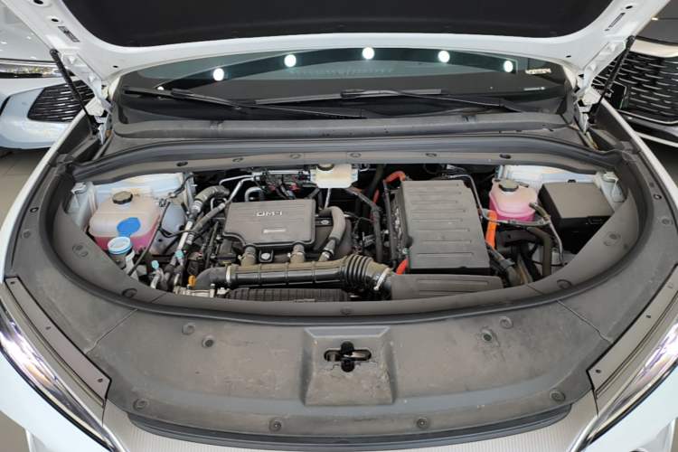 Used BYD Song L DM-i 2025 Intelligent Driving Version 112 km Beyond-Range Type Engine Bay
