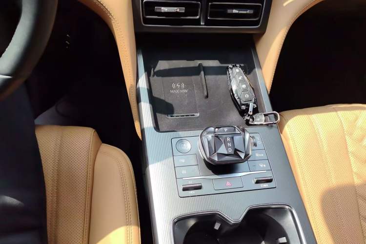 Used BYD Song L DM-i 2025 Intelligent Driving Version 160 km Beyond-Range Type Gear Lever
