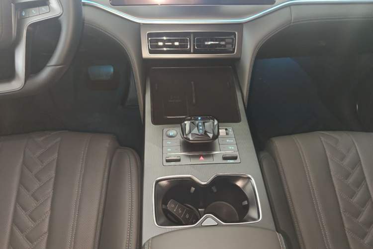 Used BYD Song L DM-i 2025 Intelligent Driving Version 112 km Beyond-Range Type Gear Lever