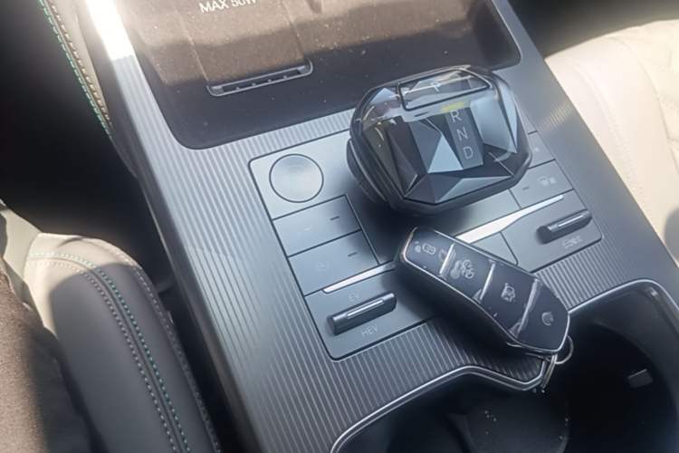 Used BYD Song L DM-i 2025 Intelligent Driving Version 160 km Beyond-Range Type Gear Lever