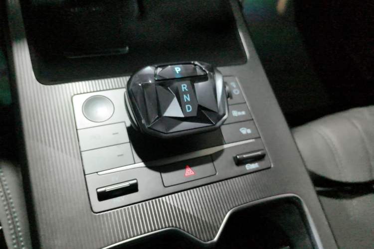 Used BYD Song L DM-i 2025 Intelligent Driving Version 160 km Beyond-Range Type Gear Lever