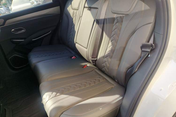 Used BYD Song L DM-i 2025 Intelligent Driving Version 160 km Beyond-Range Type Interior 4