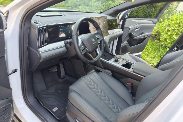 Used BYD Song L DM-i 2025 Intelligent Driving Version 112 km Beyond-Range Type Interior 4