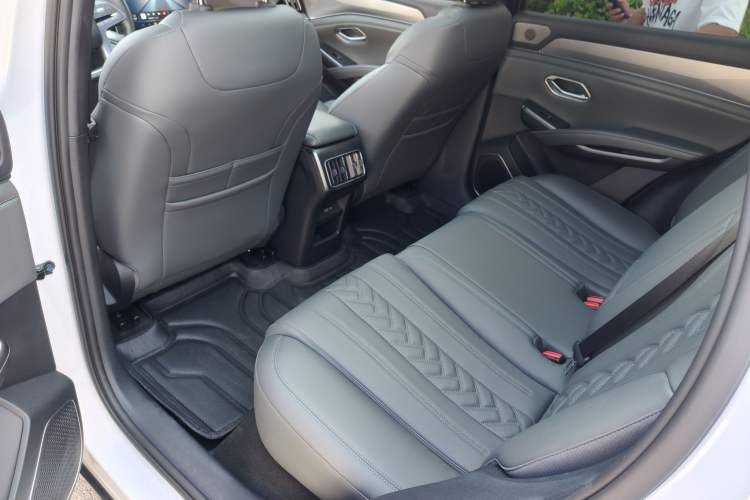 Used BYD Song L DM-i 2025 Intelligent Driving Version 112 km Beyond-Range Type Interior 5