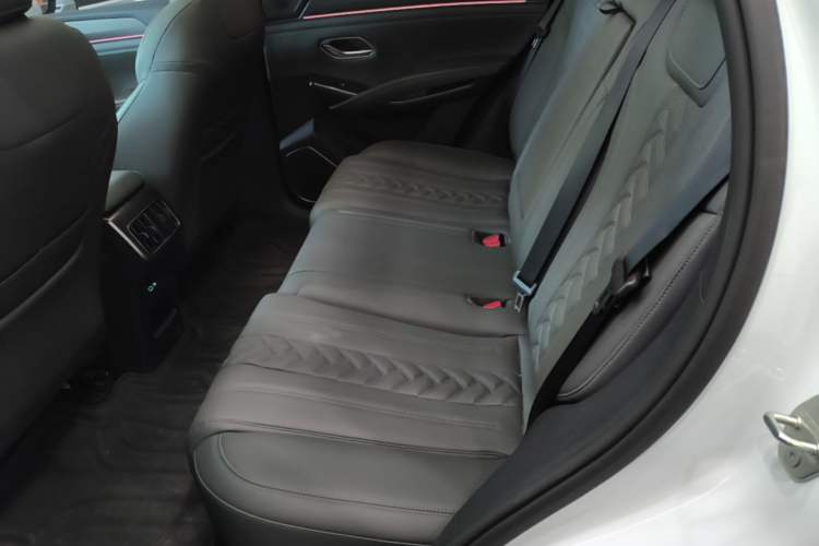 Used BYD Song L DM-i 2025 Intelligent Driving Version 112 km Beyond-Range Type Left Rear Seat