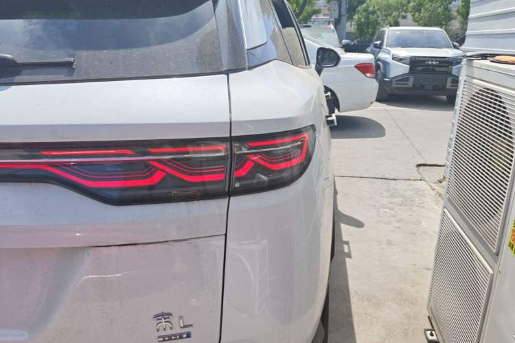 Used BYD Song L DM-i 2025 Intelligent Driving Version 160 km Beyond-Range Type Right Rear Taillight