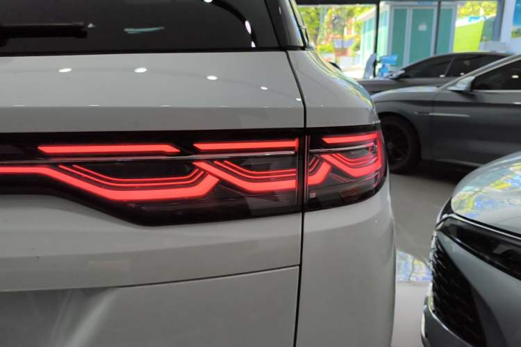 Used BYD Song L DM-i 2025 Intelligent Driving Version 112 km Beyond-Range Type Right Rear Taillight