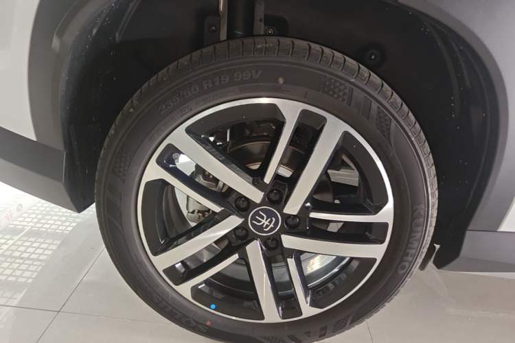 Used BYD Song L DM-i 2025 Intelligent Driving Version 112 km Beyond-Range Type Right Rear Wheel Hub