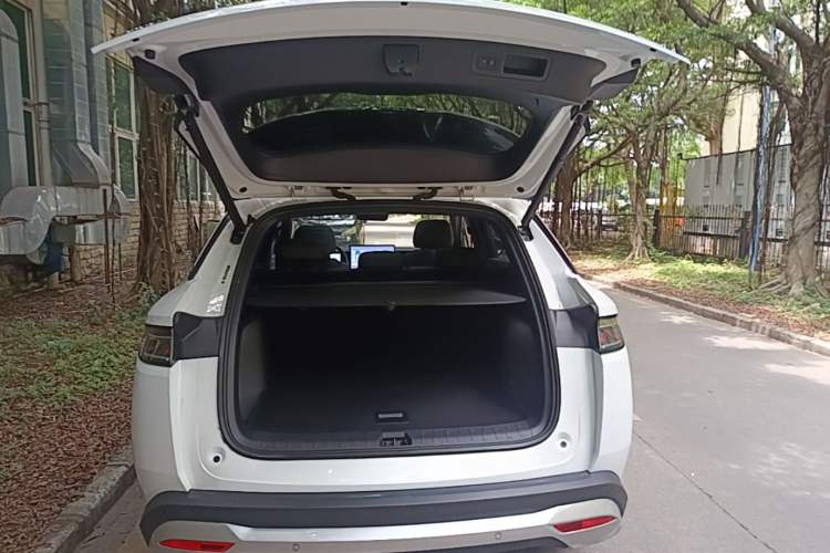 Used BYD Song L DM-i 2025 Intelligent Driving Version 160 km Beyond-Range Type Trunk