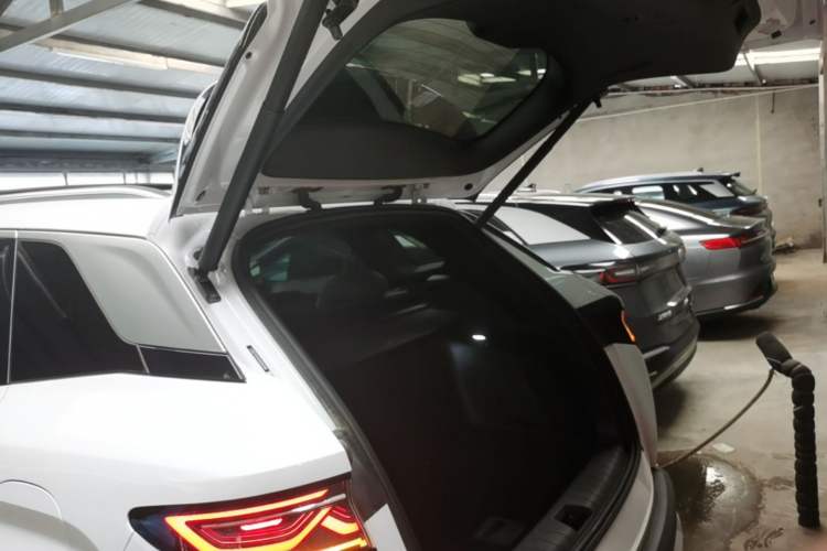 Used BYD Song L DM-i 2025 Intelligent Driving Version 160 km Beyond-Range Type Trunk