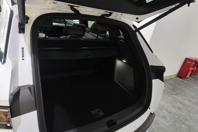 Used BYD Song L DM-i 2025 Intelligent Driving Version 160 km Beyond-Range Type Trunk