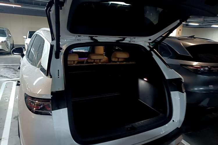 Used BYD Song L DM-i 2025 Intelligent Driving Version 160 km Beyond-Range Type Trunk