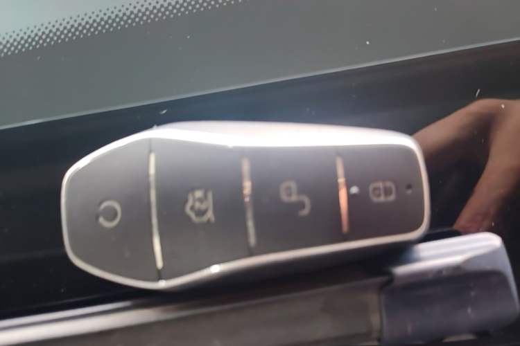 Used BYD Song L DM-i 2025 Intelligent Driving Version 112 km Beyond-Range Type Vehicle Key