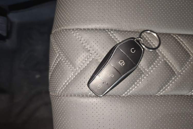 Used BYD Song L DM-i 2025 Intelligent Driving Version 112 km Beyond-Range Type Vehicle Key