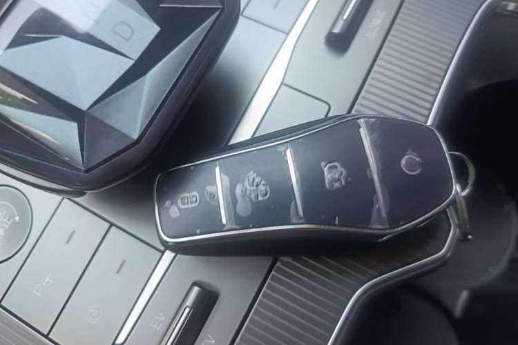 Used BYD Song L DM-i 2025 Intelligent Driving Version 160 km Beyond-Range Type Vehicle Key