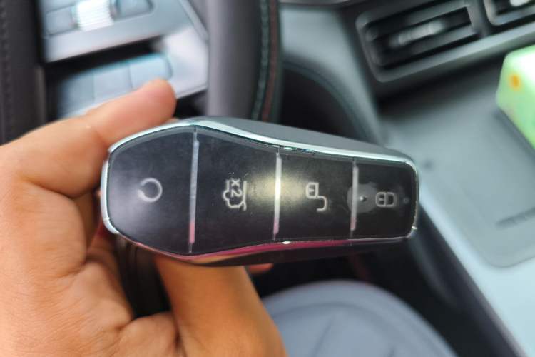 Used BYD Song L DM-i 2025 Intelligent Driving Version 160 km Beyond-Range Type Vehicle Key