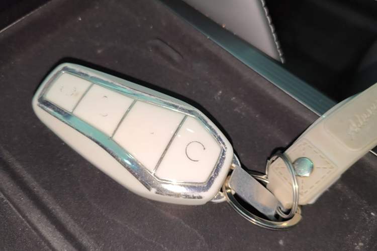 Used BYD Song L DM-i 2025 Intelligent Driving Version 112 km Beyond-Range Type Vehicle Key