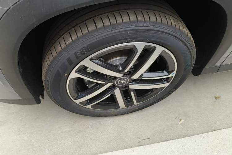 Used BYD Song L DM-i 2026 Model 130KM Superior Version Left Front Wheel Hub