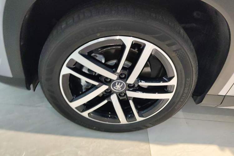 Used BYD Song L DM-i 2026 Model 130KM Superior Version Left Front Wheel Hub