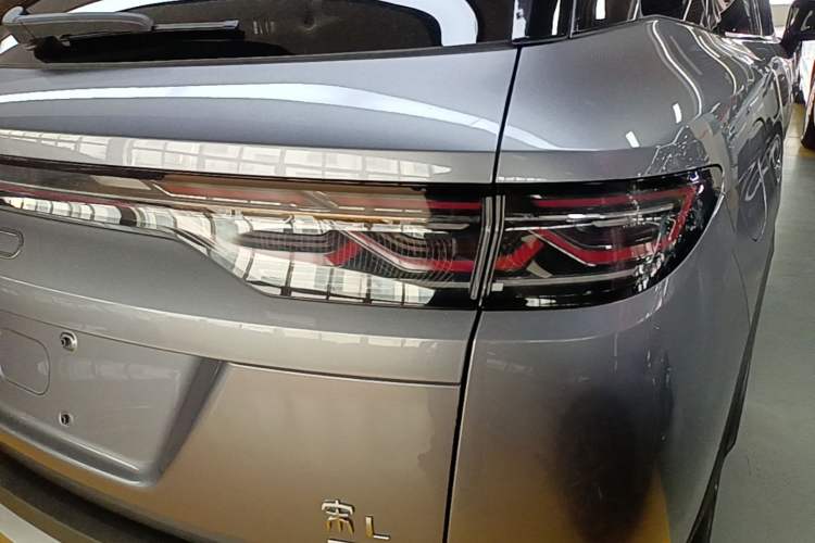 Used BYD Song L DM-i 2026 Model 200KM Superior Version Right Rear Taillight
