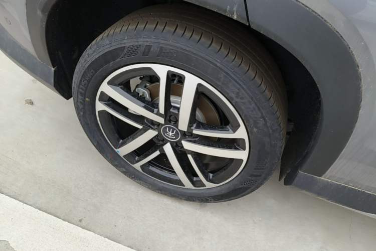 Used BYD Song L DM-i 2026 Model 130KM Superior Version Right Rear Wheel Hub