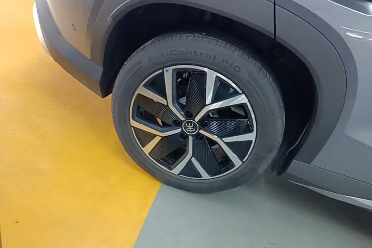 Used BYD Song L DM-i 2026 Model 200KM Superior Version Right Rear Wheel Hub