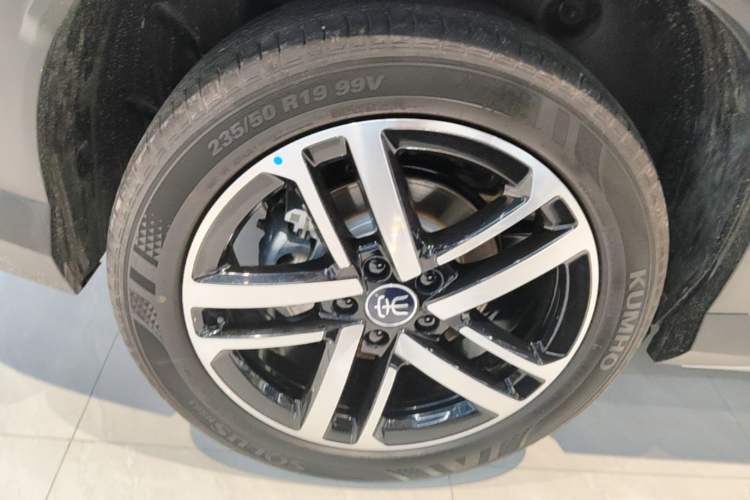 Used BYD Song L DM-i 2026 Model 130KM Superior Version Right Rear Wheel Hub