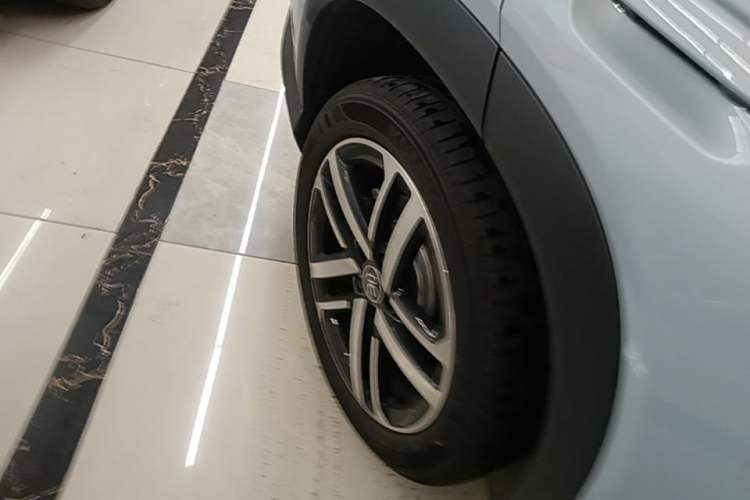 Used BYD Song L DM-i 2026 Model 130KM Superior Version Right Rear Wheel Hub