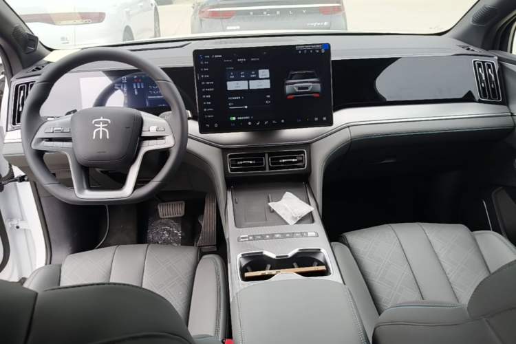Used BYD Song L DM-i 2026 Model 130KM Superior Version Center Console